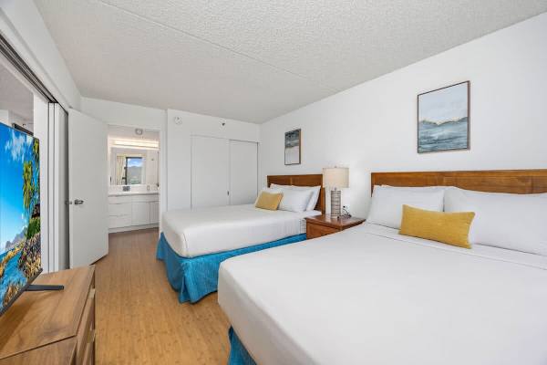 Queen-sized and full-sized beds in the bedroom plus access to the bathroom