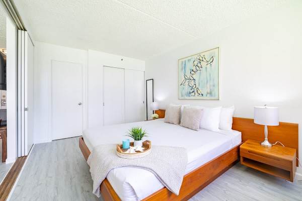 King size bed with closet, access to the bathroom