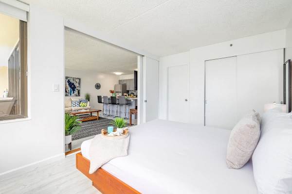 King size bed with closet, access to the bathroom