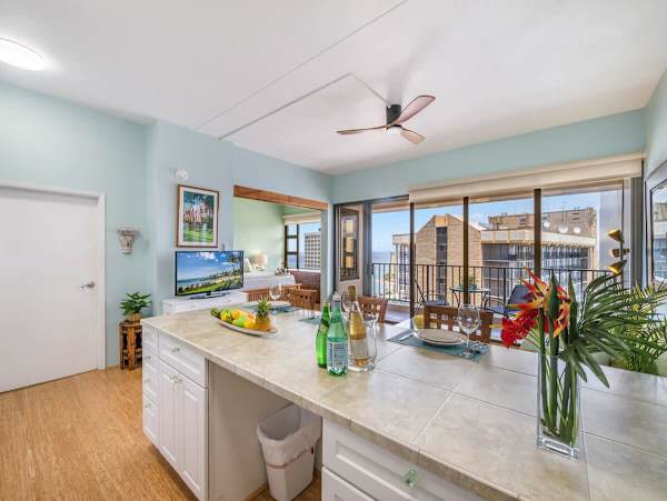 Fully equipped kitchen with countertop