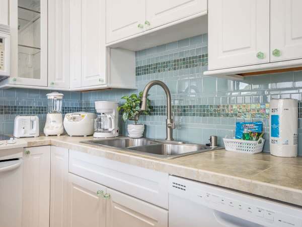 Fully equipped kitchen with coffee maker, toaster, kettle, blender and rice cooker