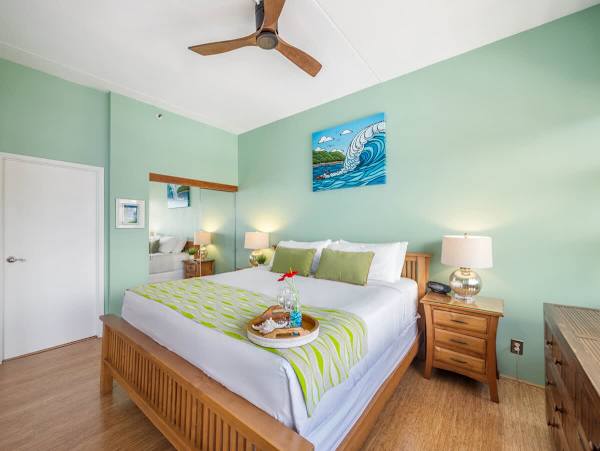 Bedroom with king size bed and ceiling fan