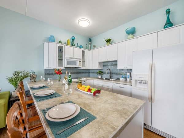 Fully equipped kitchen with countertop