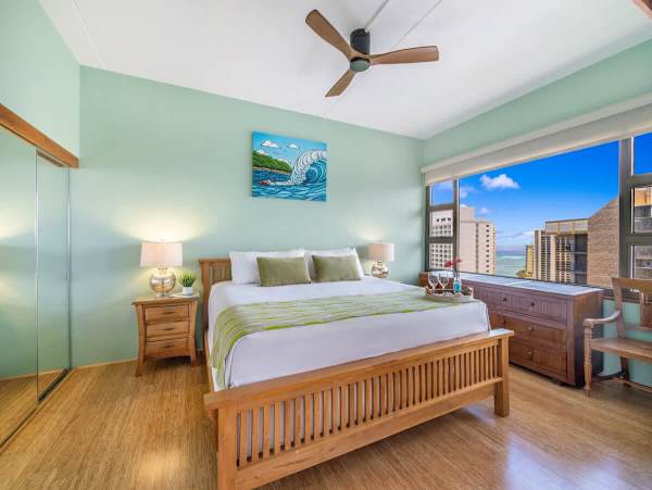 Bedroom with king size bed and ceiling fan