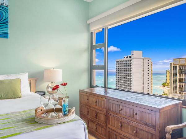 Bedroom with king size bed, ceiling fan and Ocean view
