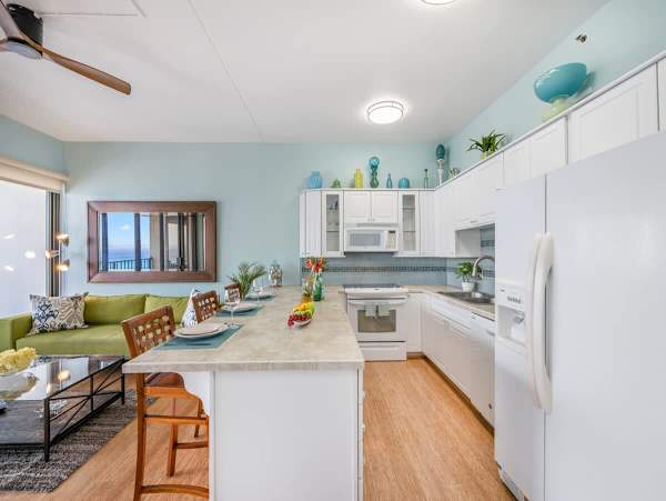 Fully equipped kitchen with countertop