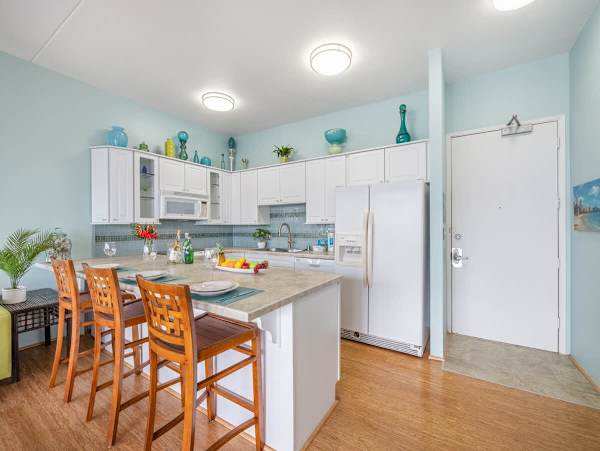 Fully equipped kitchen with countertop