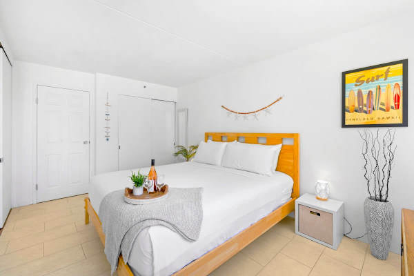 Bedroom with access to the bathroom. Closet and nightstands 