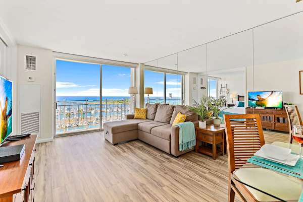 Beautiful renovated apartment with ocean views