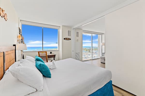 King-size bed. Sliding door separates the two ambiance 