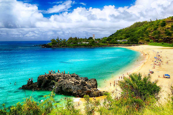 Ready for the vacation of a lifetime? Imagine panoramic views of the stunning Waikiki coastline, with the vibrant city and world-famous beach at your fingertips – your unforgettable Hawaiian getaway is just a click away!