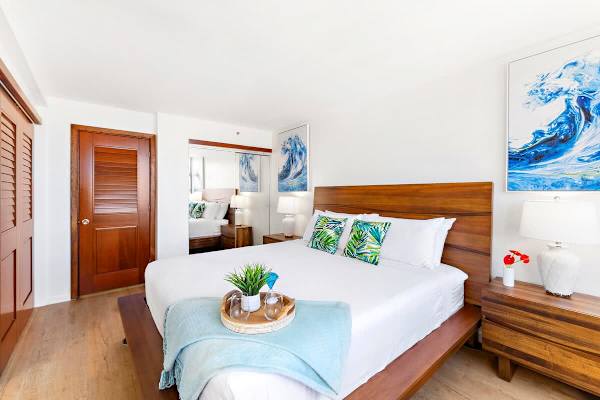 King-size bedroom with closet and access to the bathroom