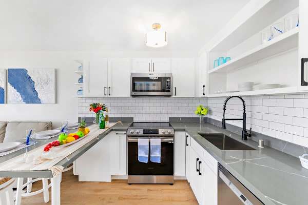 Fully equipped kitchen with dishwasher