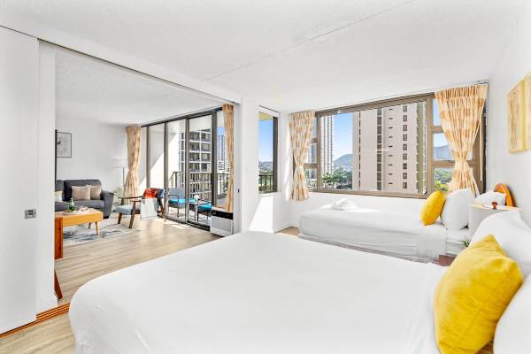 Bedroom with sliding door that separates the two ambiances 