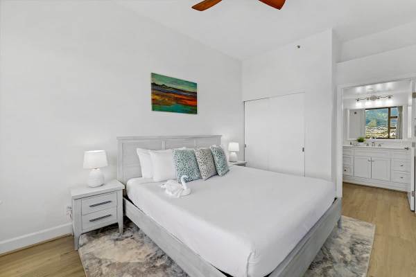 King-size bed with closet and access to the bathroom 