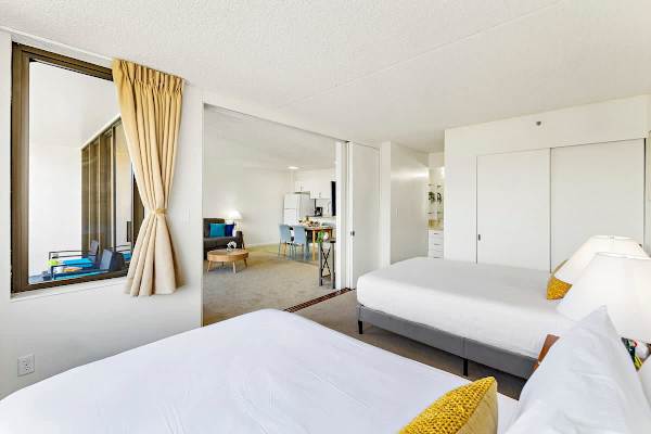 Bedroom with sliding door that separates the two ambiances 