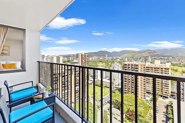 Balcony with mountain views 