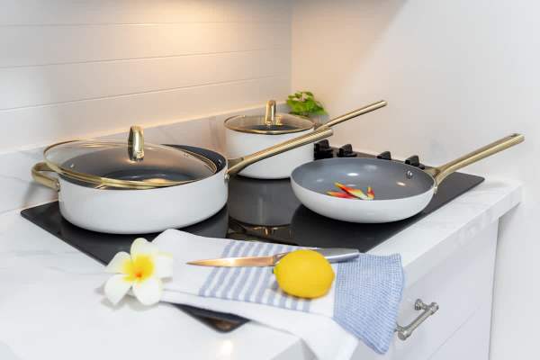 Pots and pans in the unit