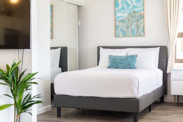 The bedroom has 1 queen-size and 1 full-size bed