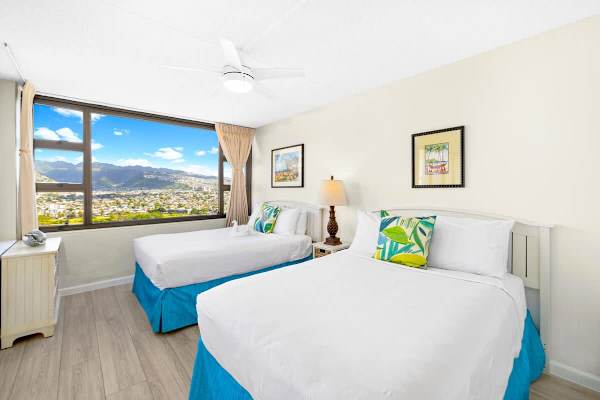 Relax on your bedroom with 2 queen-size beds while enjoying the beautiful mountain views from your window!