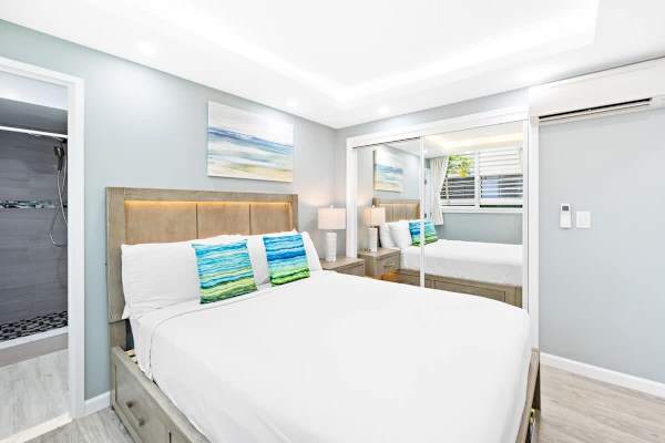 Have a relaxing sleep in the guest bedroom with a queen-size bed!