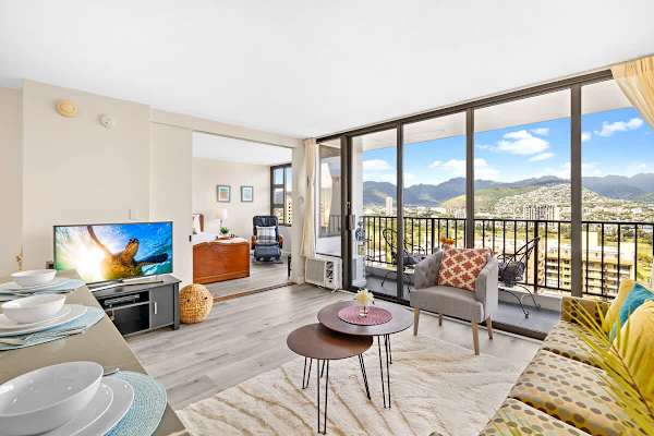 Beautiful mountain views from this well decorated apartment. Window AC