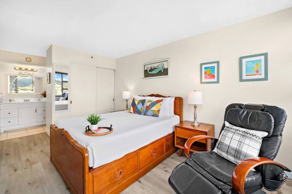 Queen size bed, close and access to the bedroom