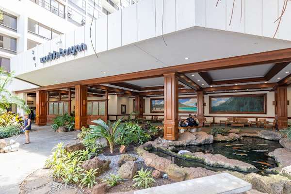 Waikiki Banyan entrance