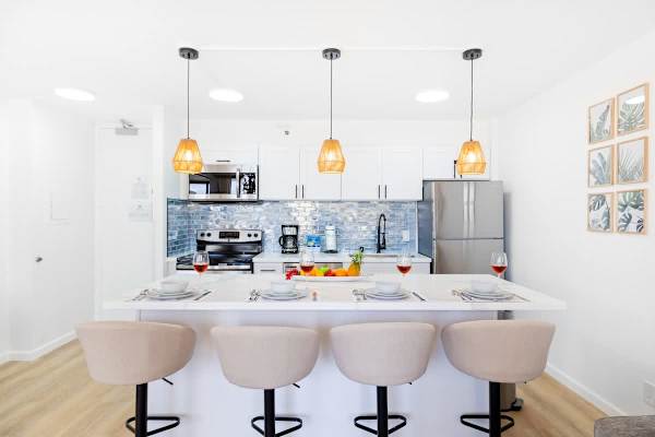 This unit has a fully-equipped kitchen and a counter with 4 bar stools.