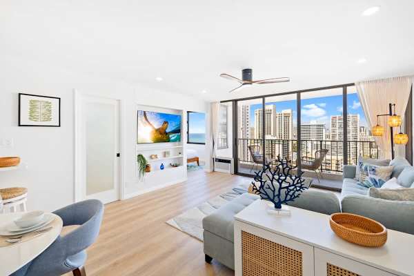 Gorgeous one-bedroom unit with refreshing ocean, mountain, and city views!