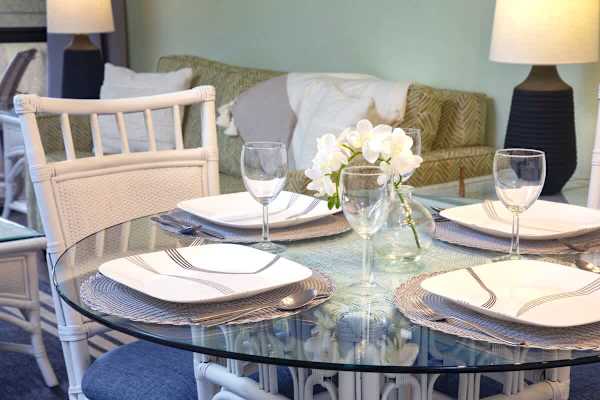 Dining table with 4 seats.