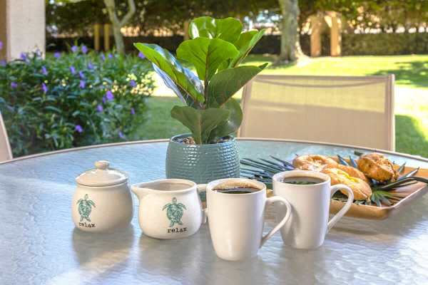 Enjoy having your coffee and snack outdoors!