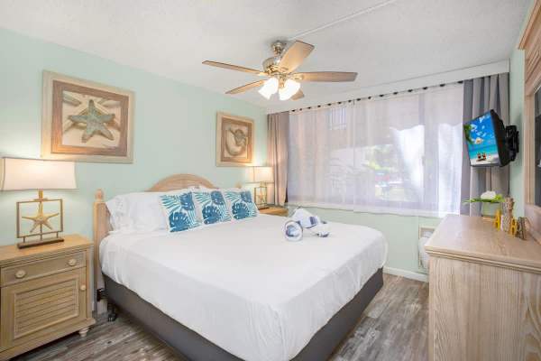 You can have a restful sleep in your bedroom with a king-size bed and can also enjoy watching TV while resting!