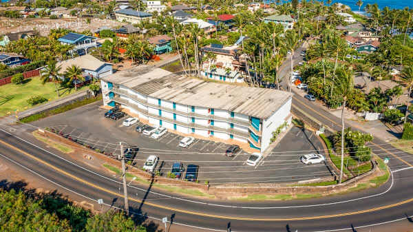 Kuau Plaza is close to the beach and the famous Mama's fish House restaurant