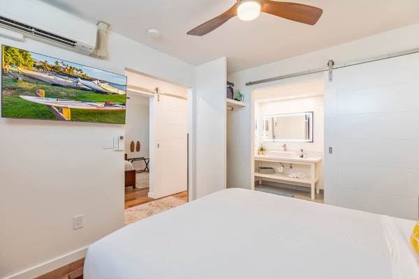 Main bedroom with split AC, 50" Smart TV and ceiling fan