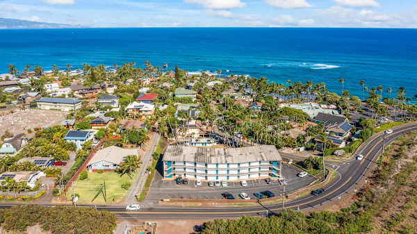 Kuau Plaza is close to the beach and the famous Mama's fish House restaurant
