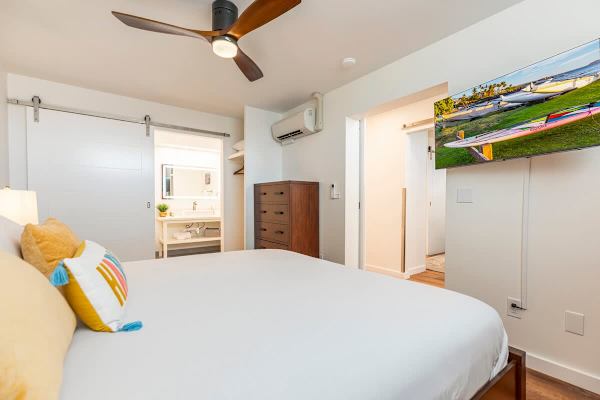 Main bedroom with split AC, 50" Smart TV and ceiling fan