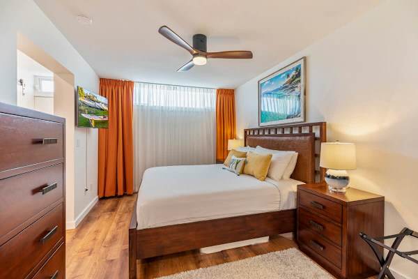 Main bedroom with split AC, 50" Smart TV and ceiling fan