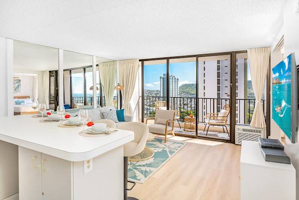 An overview of the condo with the stunning diamond head view.