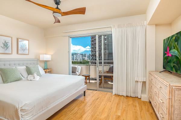 Master bedroom with king-size bed and Smart TV perfect for relaxation.