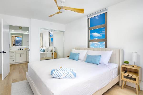 Relax in your spacious king bed with direct access to your en-suite bathroom, all while enjoying incredible views.