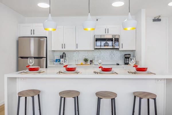 Have a meaningful meal with family or friends in our breakfast bar with 4 chairs.