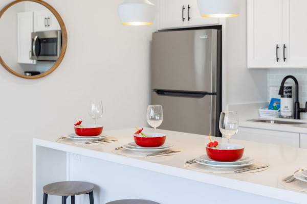 Have a meaningful meal with family or friends in our breakfast bar with 4 chairs.