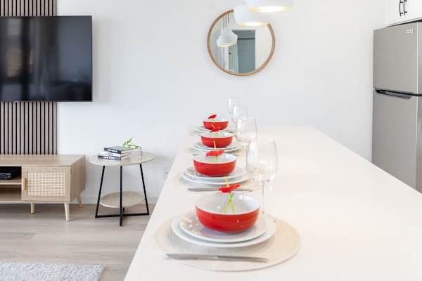 Have a meaningful meal with family or friends in our breakfast bar with 4 chairs.