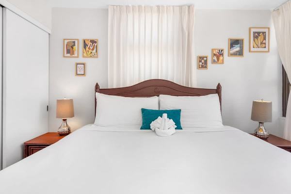 With 2 bedside tables and lamps.