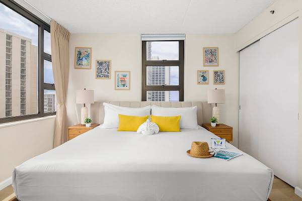 Bedroom with a king-size bed, and 2 bedside lamps.