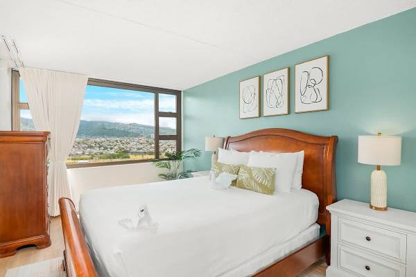 Have a restful night's sleep in your bedroom with a king-size bed and mountain views!