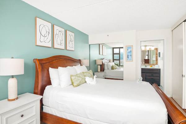Have a restful night's sleep in your living room with a king-size bed, 2 nightstands, a closet, and access to the bathroom.