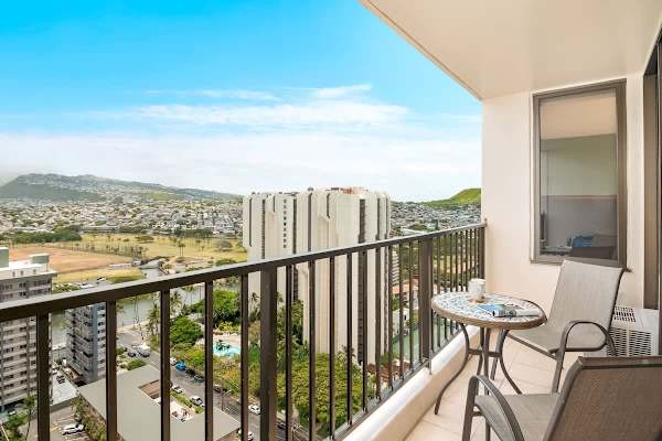 Waikiki condo w/ private lanai, views & beach gear