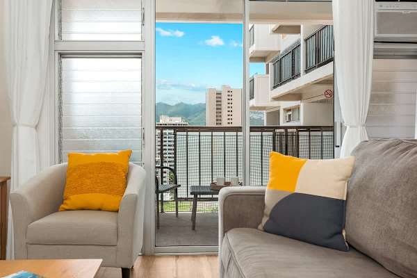 Living room with access to the balcony with mountain view.